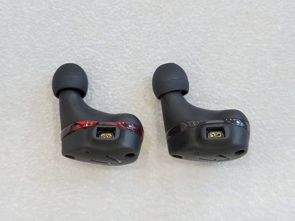 Producer Series 兩款新耳機也用上 2-pin 插頭設計。