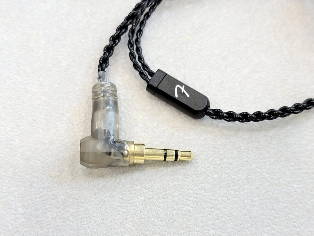 隨送的全新 4 絞耳機線，以銅鍍銀線芯所製，線身柔軟方便捲起收納。