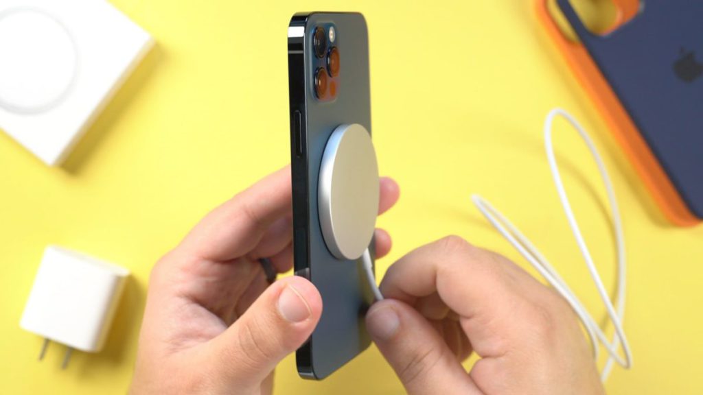 Apple 自從 iPhone 12 開始，引入了 MagSafe 磁吸式無線充電技術後，不少廠商都相繼推出有關產品，讓 iPhone 在使用無線充電時可以更輕鬆方便