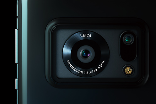 Sharp AQUOS R6 機背的「大眼」印有「Leica Summicron 1:1.9 / 19 ASPH」字樣，顯示出與 Leica 的合作成果。