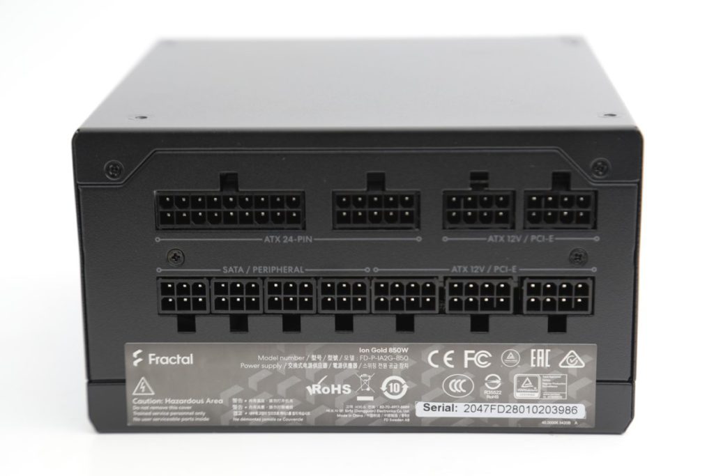 採用全 Cable Management 設計，更提供 3 組 PCI-E 輸出，可支援超頻版 RTX 3080 / 3080 Ti / 3090 顯示卡的需要。