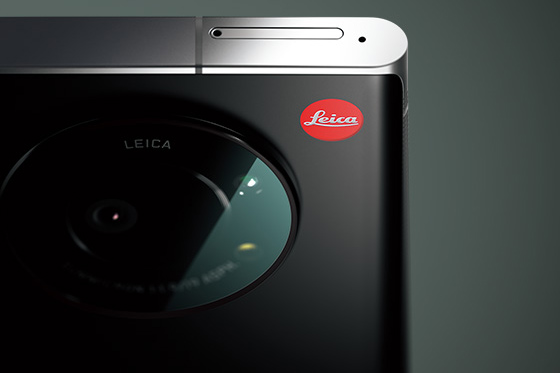 全黑色機身再加上機背右上角「紅點」Leica Logo，與Leica的相機有著同樣的格調。