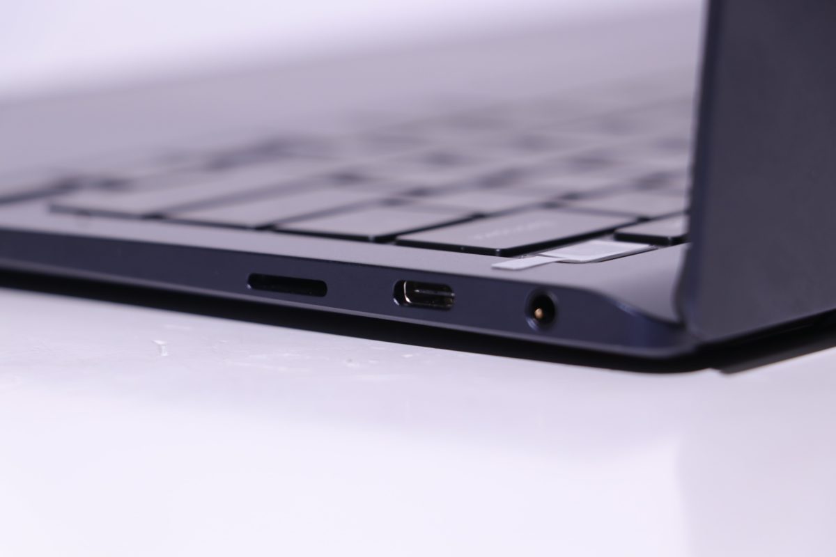 Galaxy Book Pro 360 右側搭配一個 USB Type-C 、 microSD 及 3.5mm 耳機插孔。