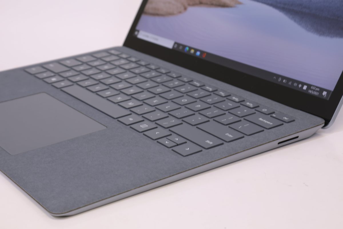 Surface Laptop 4 右側就沿用磁貼充電 Surface Connect 。