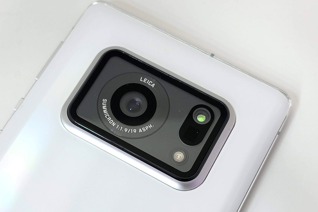 採用 20MP 規格的 1 吋感光元件的鏡頭印有「Leica Summicron 1:1.9 / 19 ASPH」字樣，複製了「Summicron」光學設計。