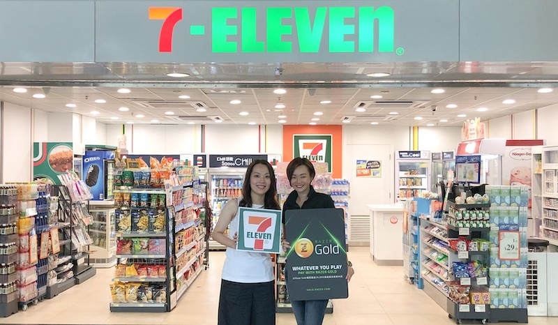 Razer Gold 大中華及北亞地區負責人兼 Razer 香港區總經理 Maggie Quek （右）及牛奶公司企業推廣及服務業務主管 Joey Lam 宣布 7-Eleven 獨家發售 Razer Gold 的消息。