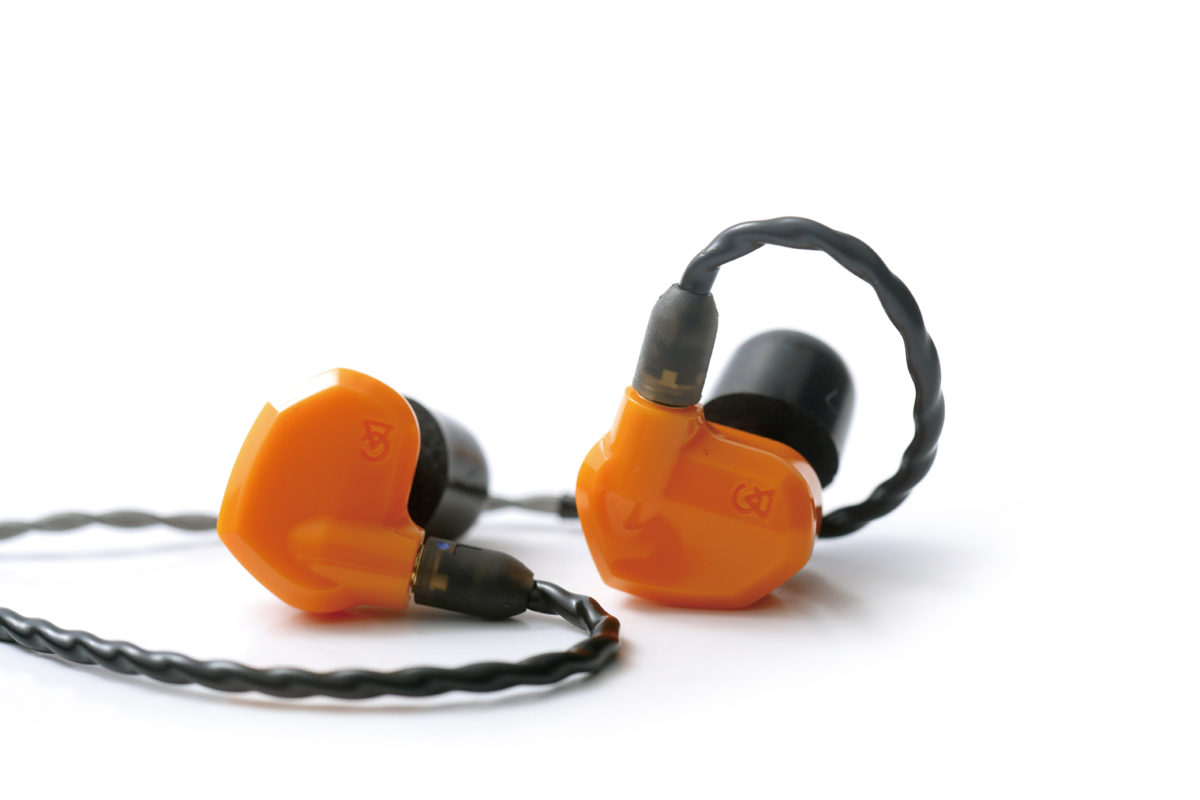 SATSUMA 是蜜柑，耳機的色調更橙，用上單動鐵單元。