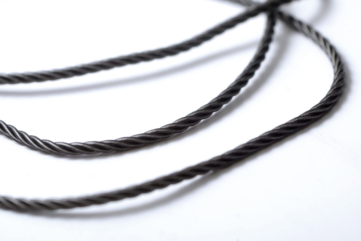 全新設計 Smoky Litz 耳機線，是以防纏繞絞合線材編織的鍍銀銅絞線。