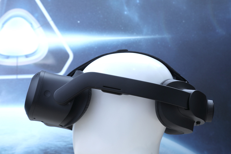 Vive Focus 3 精心分佈重量，前面眼罩與後面電池重量均等，長時間佩戴也不會覺得頭頂被壓著或眼罩向前墜壓著鼻樑。