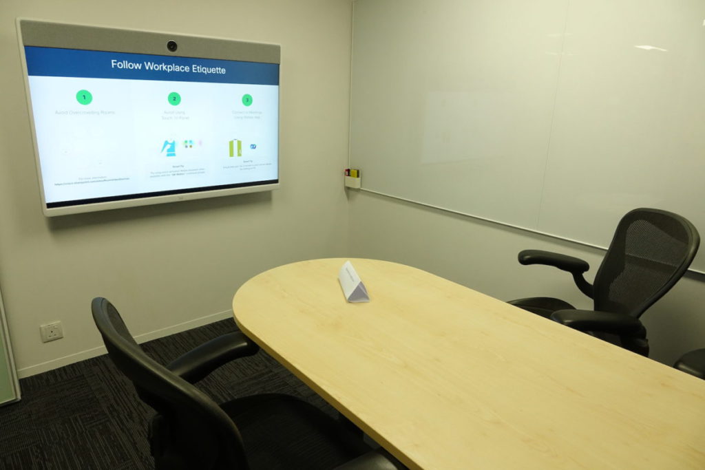 小型會議室配備 Webex Room 大型熒幕，毋須預約，隨時可用。