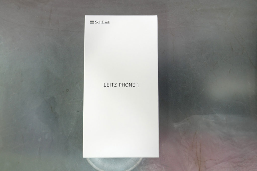 包裝盒只印有 「Leitz Phone 1」字樣及 SoftBank Logo。