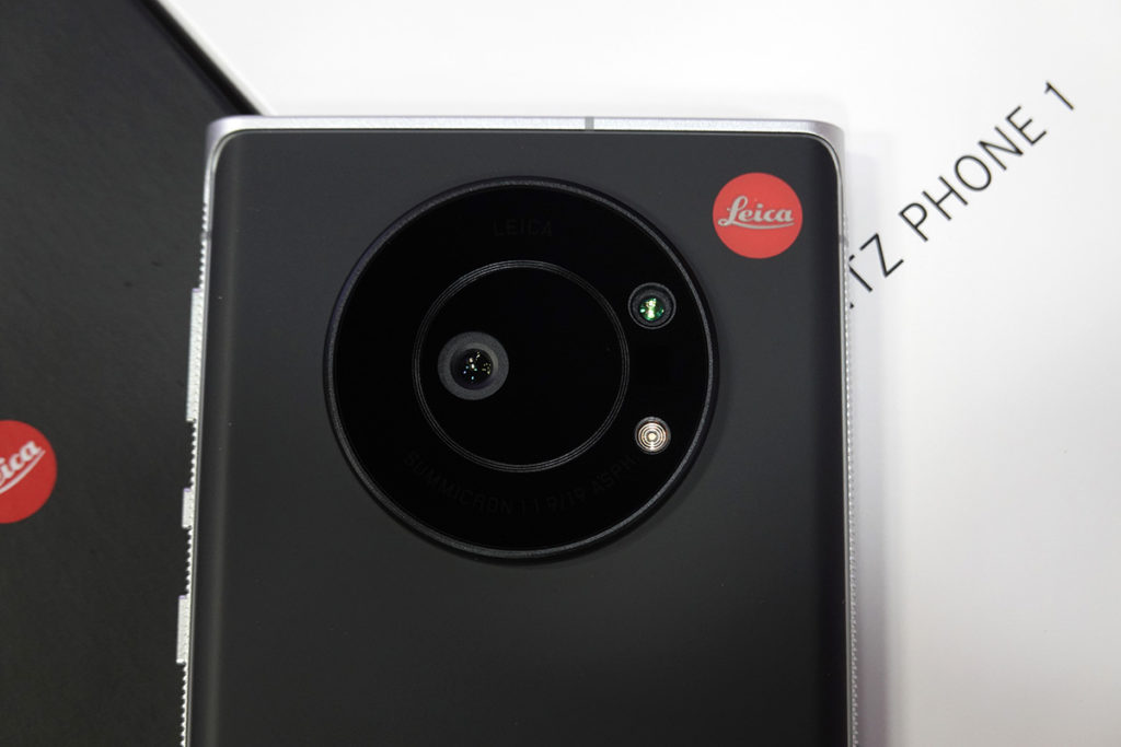Leitz Phone 1 以大圓形模塊裝載著 20MP、1 吋感光元件的 Summicron 1.9/19 ASPH 鏡頭、ToF 鏡頭及補光燈。