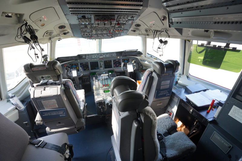 第三代奧比斯眼科飛行醫院所用的 MD-10 駕駛艙與傳統 DC-10 不同，採用玻璃駕駛艙（即採用綜合飛行儀錶代替傳統儀表）。