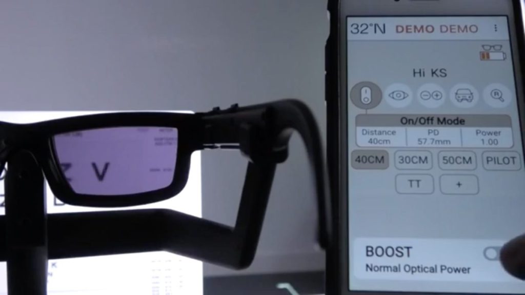 以藍牙連接手機程式後，可以改變焦點距離和放大倍率，這些設定會儲存在眼鏡上。