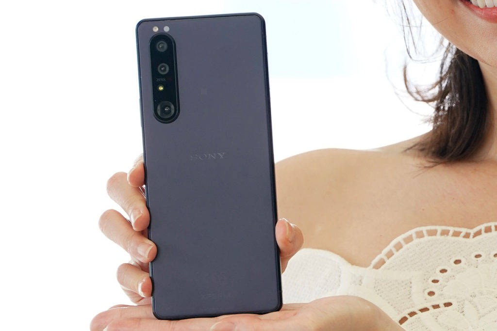 Sony XPERIA 1 III 具備黑色、灰色及經常於 XPERIA 手機上出現的紫色三款顏色可選。