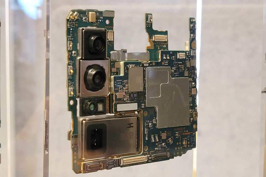 Sony XPERIA 1 III 主板，左下角正是搭載了 70mm 及 105mm 兩個焦段的潛望式鏡頭。