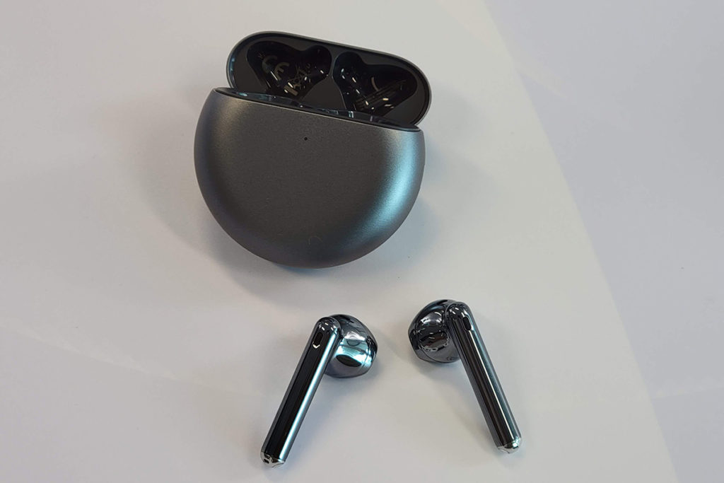 HUAWEI FreeBuds 4 屬半開放式設計耳機具備人耳自我適應（AEM）降噪技術，在開啟降噪時耳機可自動檢測佩戴者的耳道大小及鬆緊度，從多種降噪程度中挑選出最佳降噪效果。