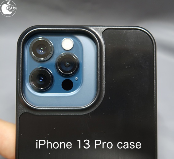 與 iPhone 12 Pro 相比， iPhone 13 Pro 保護殼的鏡頭模組明顯大得多。