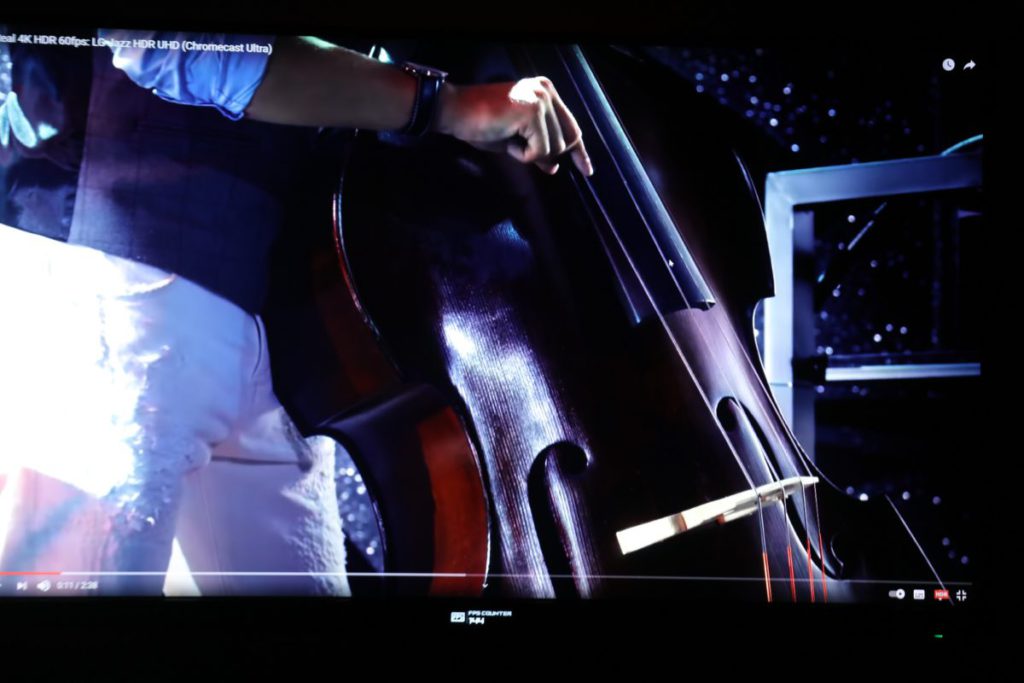 在開啟HDR後，於測試影片中可明確看到大提琴的畫面，明暗部分都很有層次。