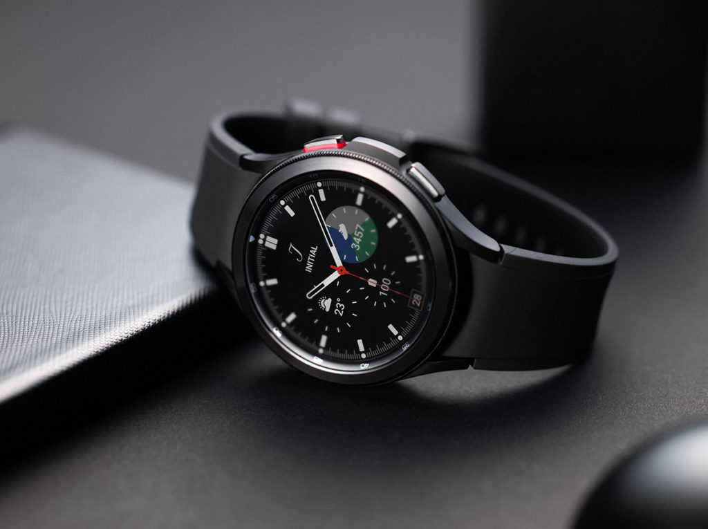 Galaxy Watch4 Classic 使用不鏽鋼材質並設有錶圈，維持一貫轉動錶圈操作設計，並有46mm及42mm兩款。