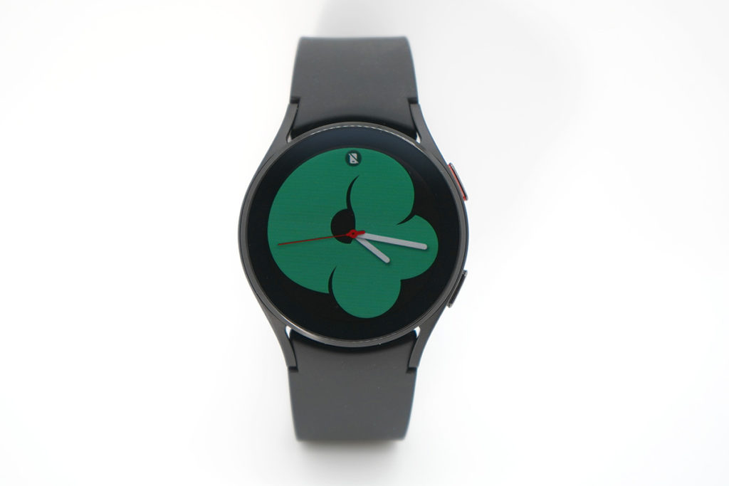 Galaxy Watch 4 運用了錶框觸控操作，外觀上較為中性。