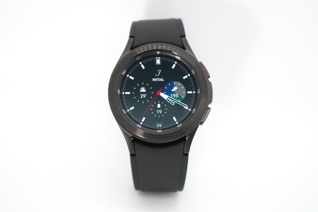 Galaxy Watch 4 Classic因為有實體錶圈，轉動操作選擇功能相當爽快，外型也硬朗一點。