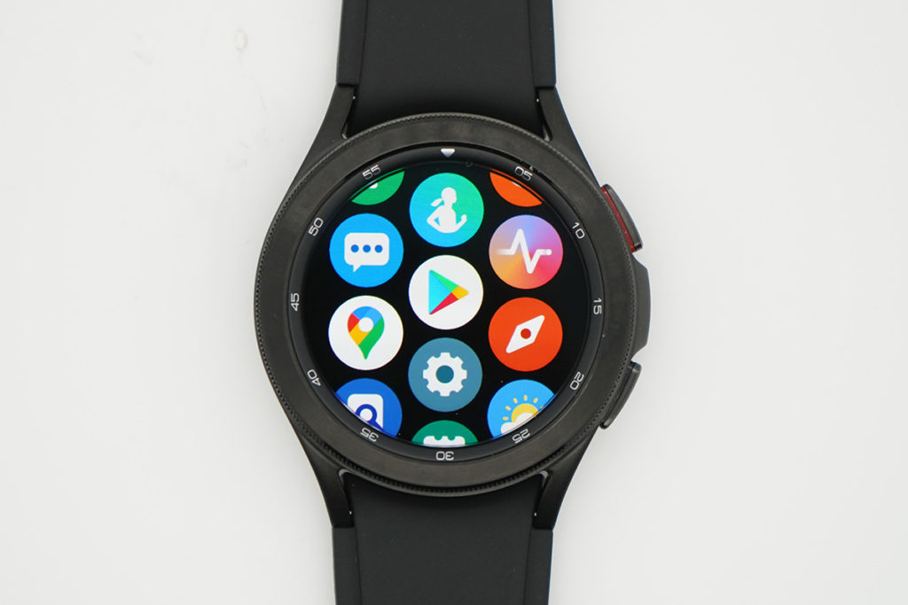 轉用 Google WearOS 及 OneUI，操作觀感有大改，流暢度有提升，當然最大賣點是可在手錶中使用Play Store、Google Map 等程式及自家的程式如 Samsung Health等。