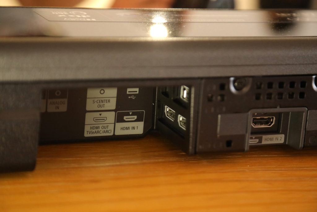 Soundbar 有兩組 HDMI 輸入，支援 4K 120Hz 通過，也有一組 HDMI 輸出，支援 eARC 。
