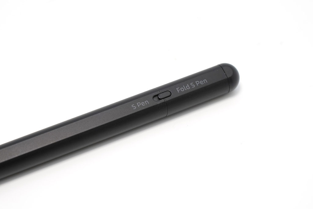 可選擇兩個模式：Fold S Pen 是針對使用 Galaxy Z Fold3 場景時選擇，選擇 S Pen 模式則可將此筆用於 Galaxy S21 系列及 Galaxy S7 Tab 等裝置。