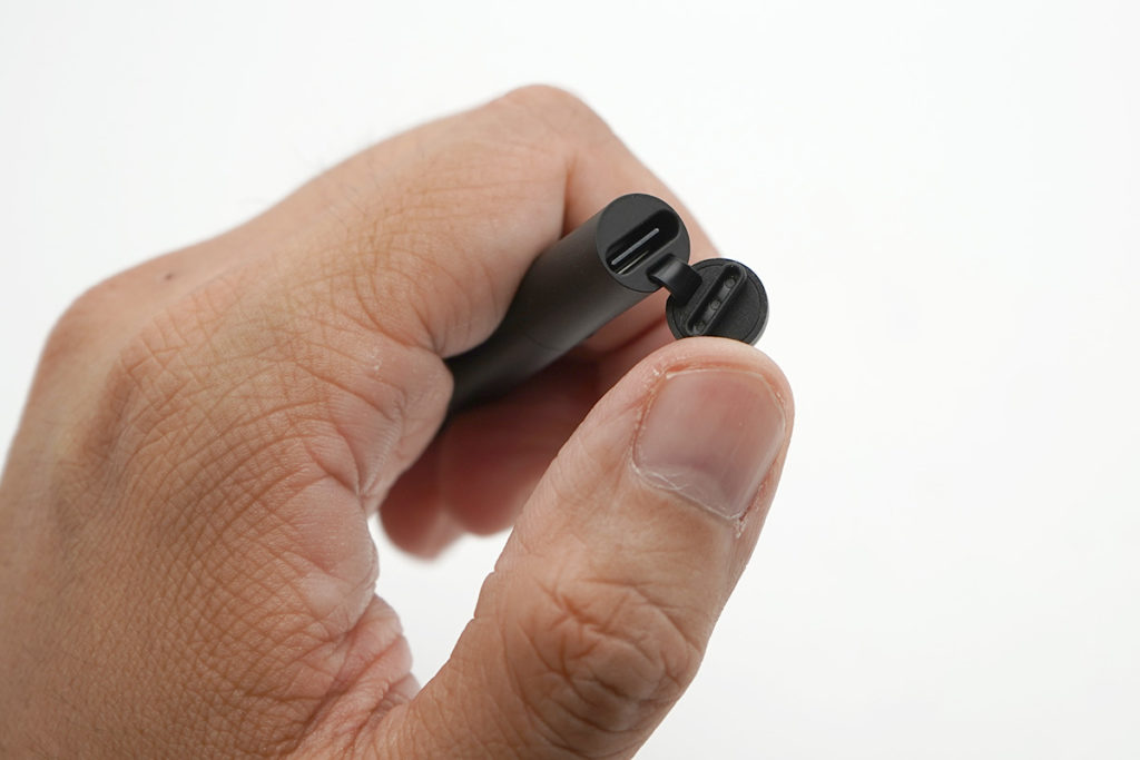有USB-C介面作充電，內置藍牙連接功能，一旦遺失可利用 SmartThings Find 功能定位找回。