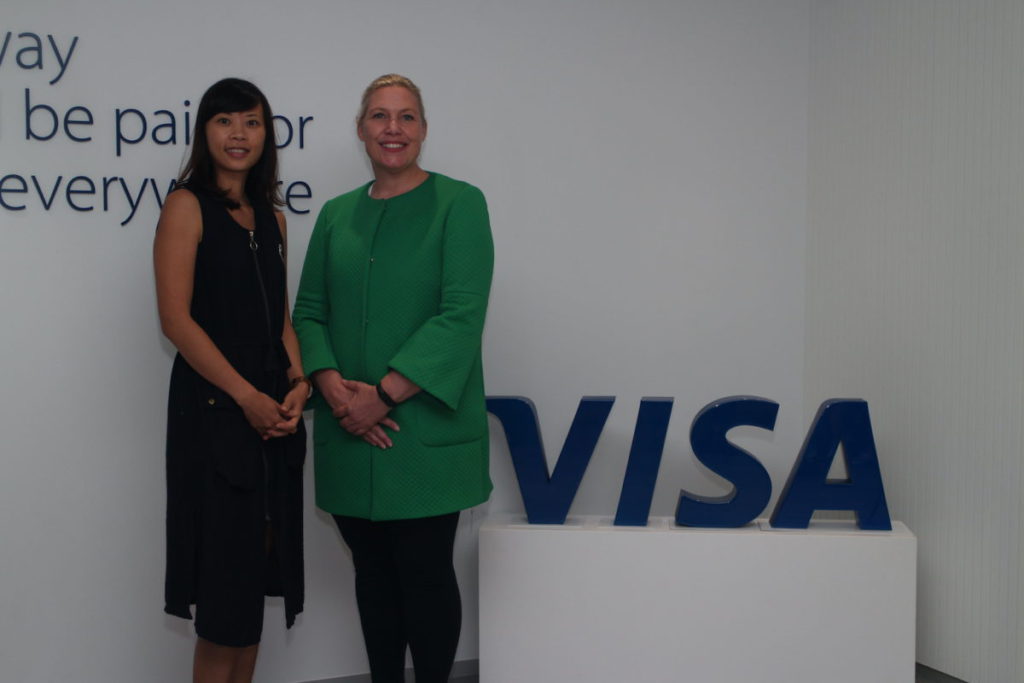 鍾德怡（左）與史美琪（右）介紹 Visa 的中小企產品。