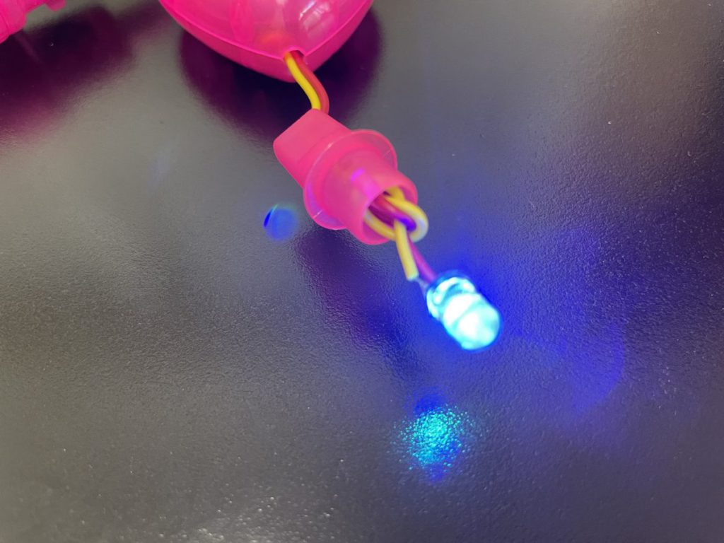 用LED燈粒珠，可做出多種燈光顏色的變化。