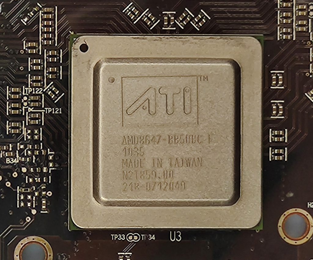 這顆ATI晶片作用是兩顆GPU之間的Bridge，使雙GPU協同工作變成可能。