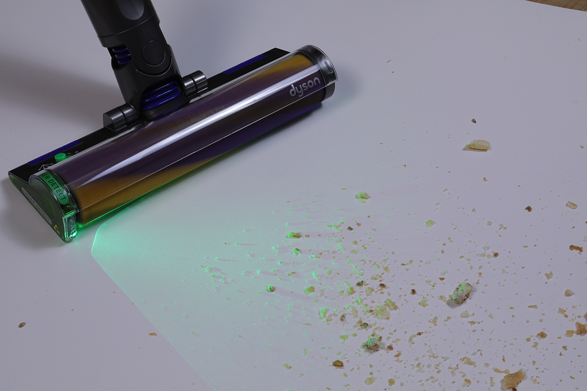 智能雷射輕量軟絨毛滾筒吸頭的一邊設有雷射光線裝置，吸塵時會發出綠色雷射光。