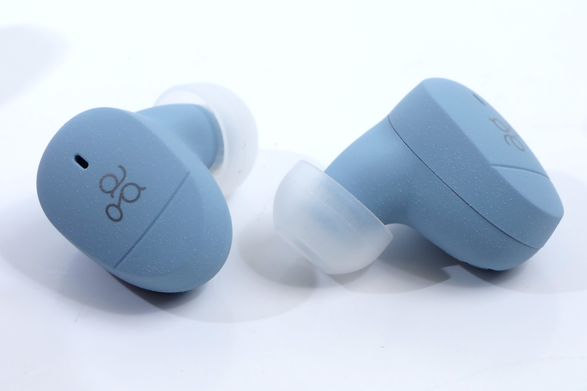 日系品牌 ag 最新的 COTSUBU 真無線耳機，每隻只有 3.5g，十分輕身。