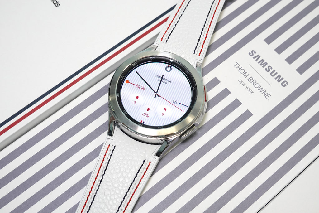 Galaxy Watch4 Classic Thom Browne 特別版錶身為銀色款，更有格調。