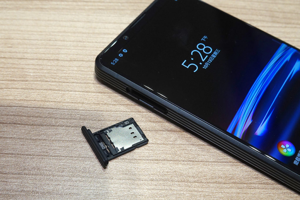 未有刪走 Micro SD 卡支援，可使用最多 1TB 的 Micro SD卡。