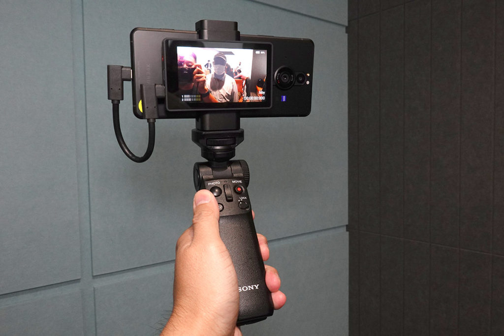 Vlog Monitor 外置顯示屏套裝備有一個 3.5吋、720p解像度的16:9 LCD顯示屏及金屬手機架，以及藍牙拍攝手柄GP-VPT2B，自拍相當方便。