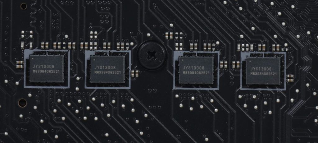 板上有PCI-E 5.0 Switch晶片，可支援x8/x8 NVIDIA SLI功能。