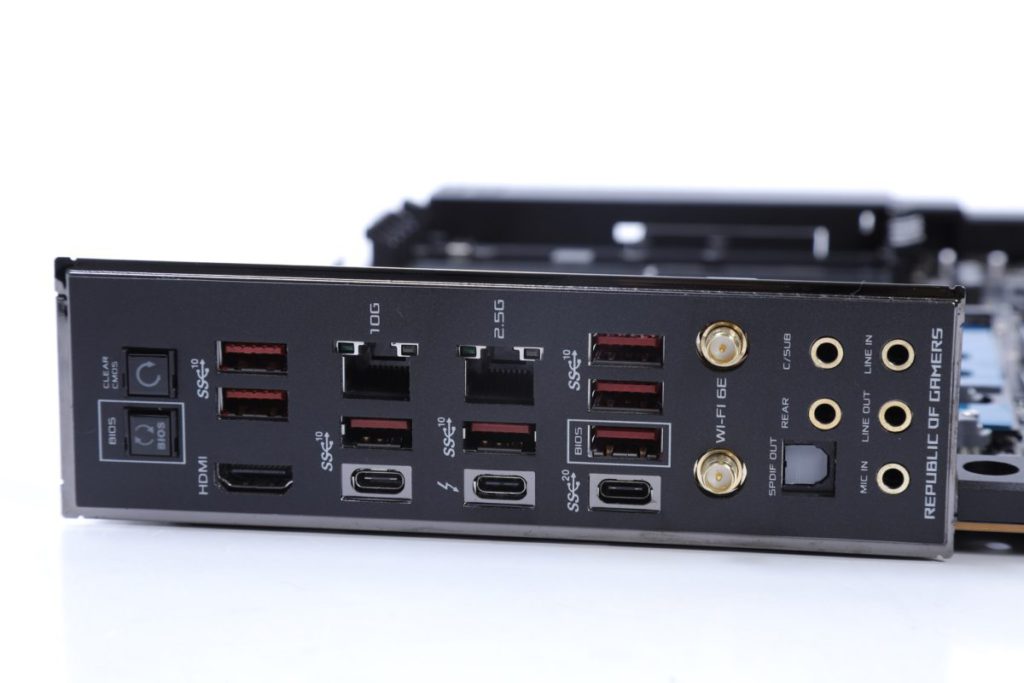 背板除Thunderbolt 4在內的多項輸出外，其中USB 3.2 Gen2x2埠更有PD 60W & QC 4+功能。