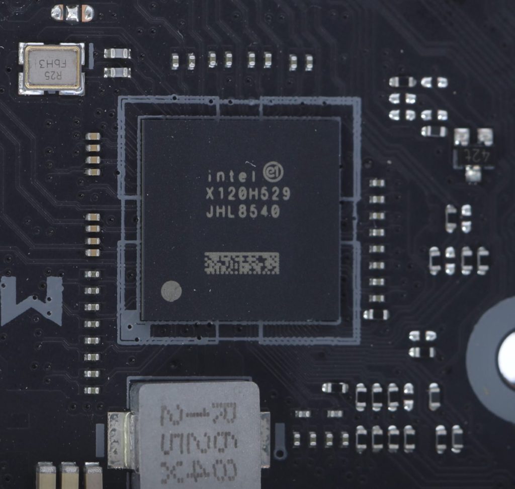 外加Intel JHL8540等晶片提供Thunderbolt 4功能。