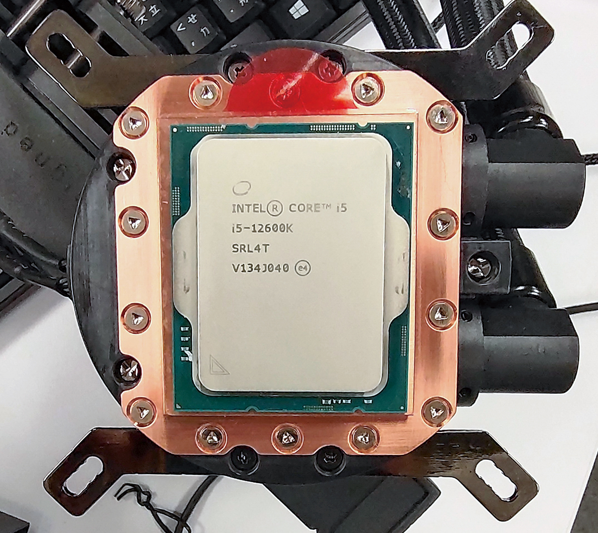 特別加大水冷頭與 CPU 表面接觸面，圖中所見可完全覆蓋整顆 12 代 Core 處理器。