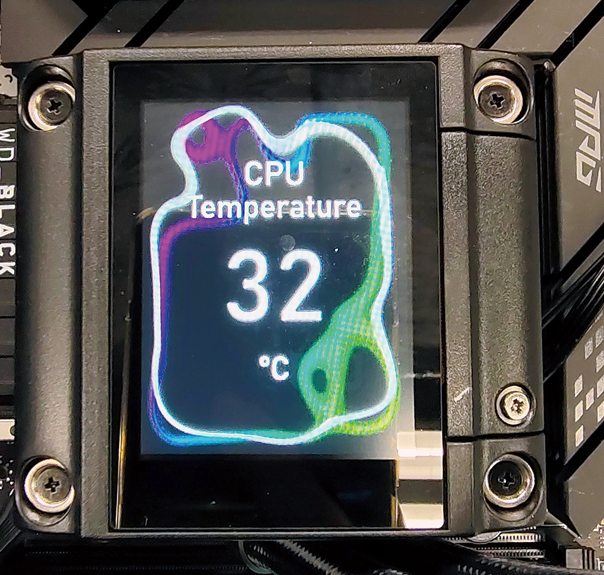 在正常情況下，Core i9-12900K 工作溫度在 32℃ 左右。
