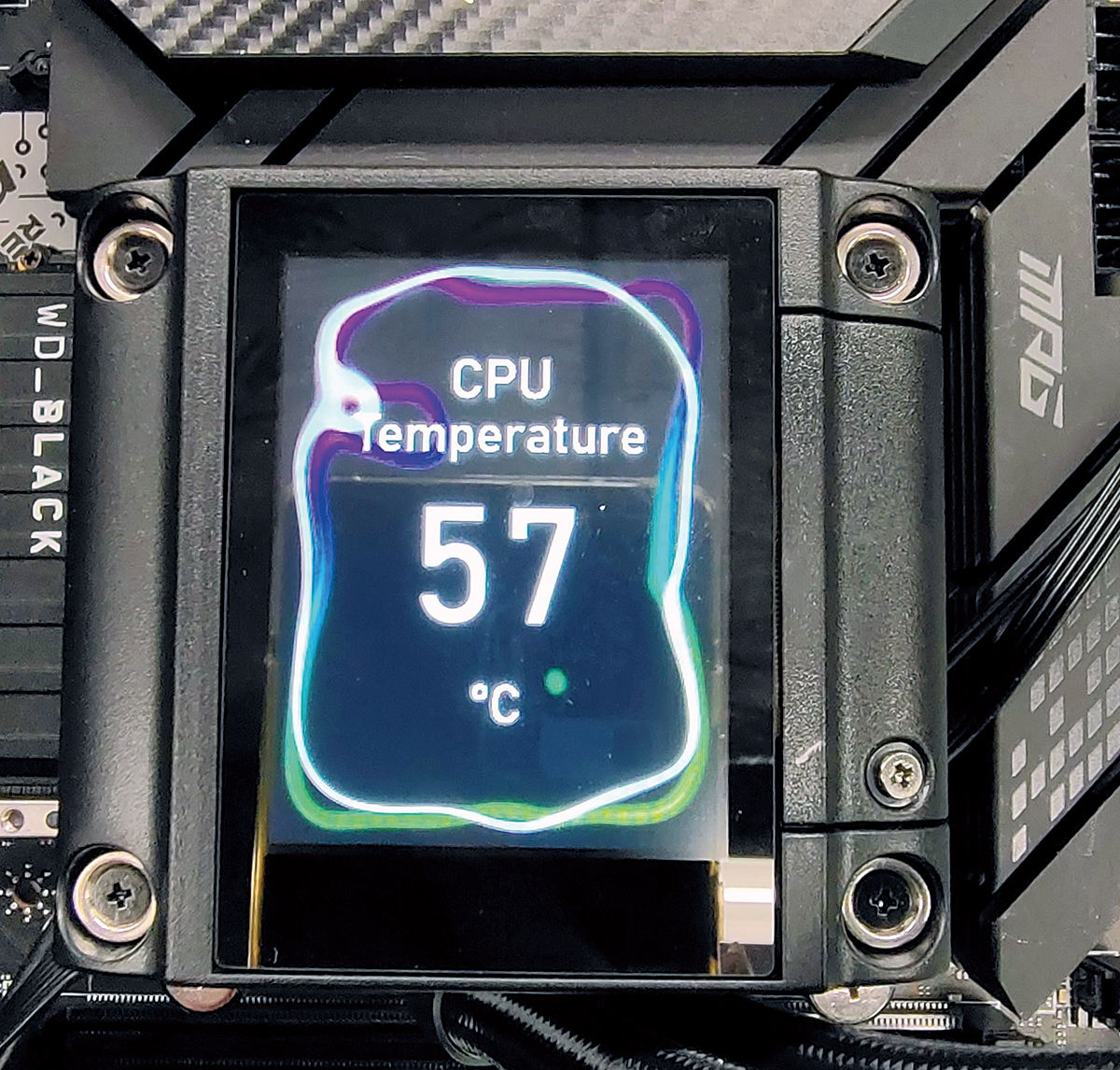 在跑 Benchmark 時，Core i9-12900K 工作溫度不過是 57℃。