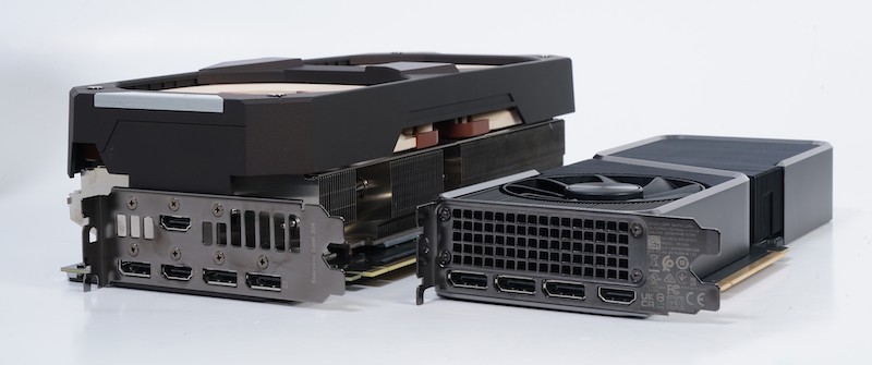 厚度的比較。 ASUS RTX 3070 Noctua OC Edition （左）至少是 NVIDIA RTX 3070 Ti Founders Edition （右）的 2X 以上。