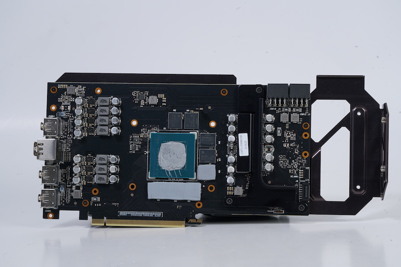 採用自家 PCB 設計，在供電方面採用 SiC654A Dr.MOS 晶片並以 2 組 8-pin PCI-E 供電。