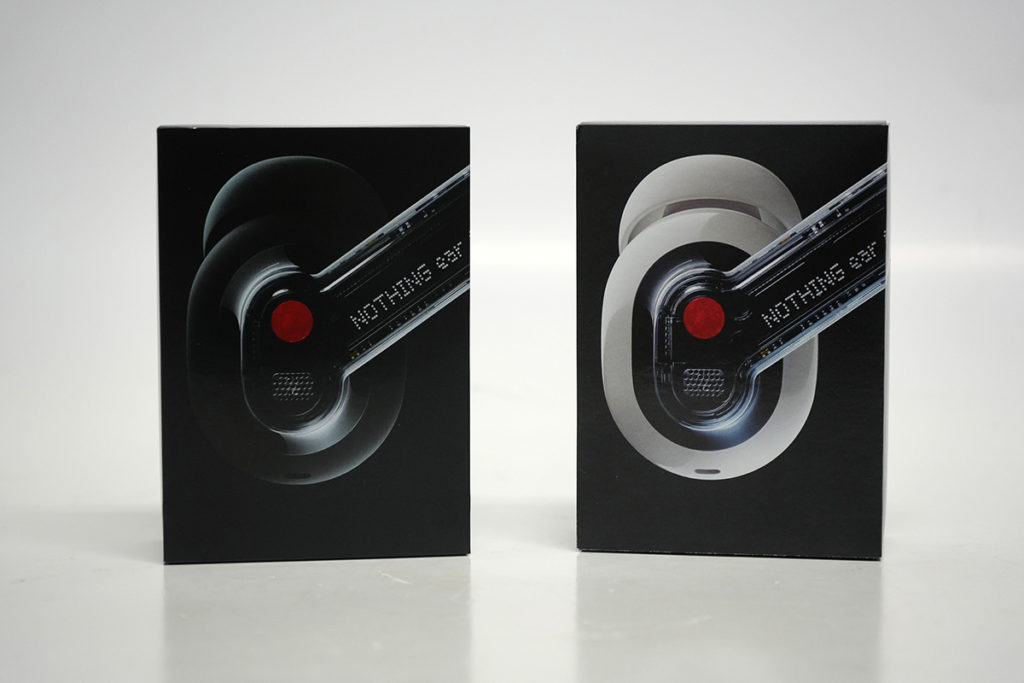 黑色版Nothing ear (1) 包裝同白色版一樣，但當然是換上了黑調耳機的圖像。