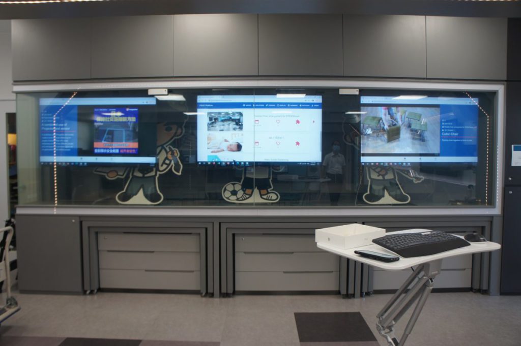 遙控玻璃櫃內的裝置就會展示三個熒幕，方便PSAD Platform教學使用。