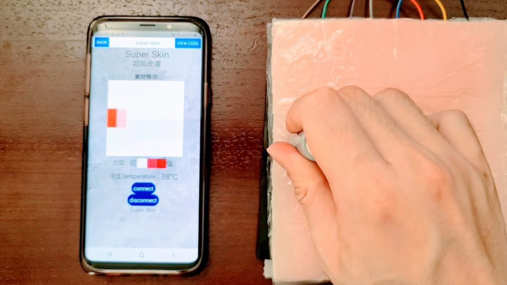 學生運用四層材料製作「超能皮膚」，秘密之一是中間運用「壓力感測器」，並經由App顯示，像真度高。