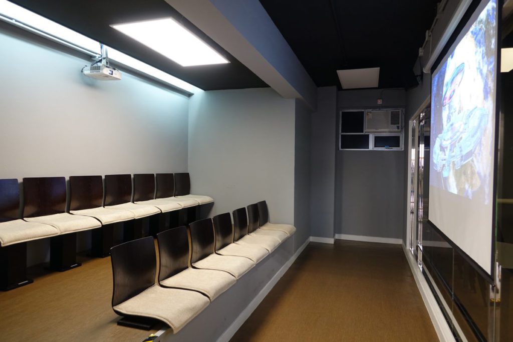 拍攝課室相連播影室，中間以單向玻璃為間隔，如此一來可作播放用途，也可方便學生觀察拍攝運作。